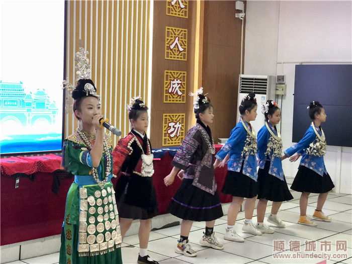 施洞中學師生一起帶來歌舞表演。.jpg