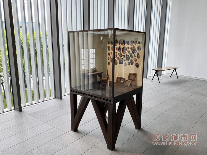 在窗邊展覽的《走出畫室》.png