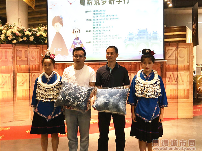 施洞中學的孩子給嘉賓送禮物。.jpg