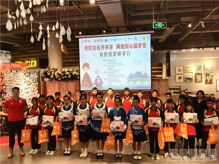 嘉賓為施洞中學的學生送禮物。.jpg