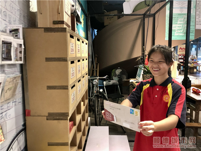 施洞中學的孩子展示自己寫的信。.jpg