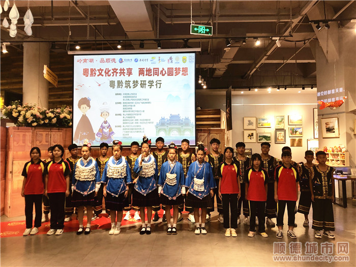 施洞中學的學子帶來表演《嶺南處處好風光》。.jpg