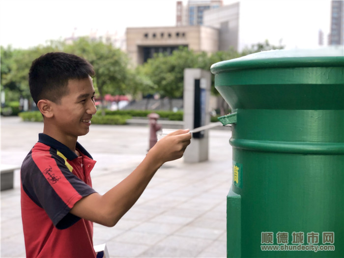 施洞中學的學子正在開心地寄信。.jpg