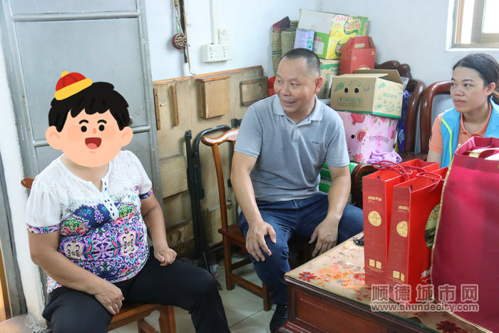 跟慰問者談心、了解情況 (1).JPG