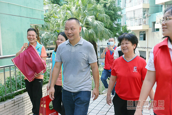一行人前往慰問者家中在.JPG