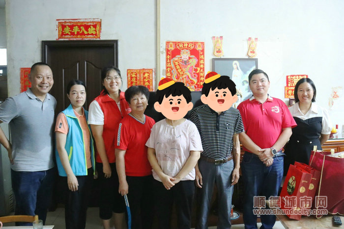 在慰問者家中合影.JPG