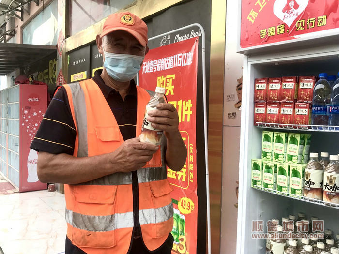 環衛工人為愛心冰箱點贊_副本.jpg