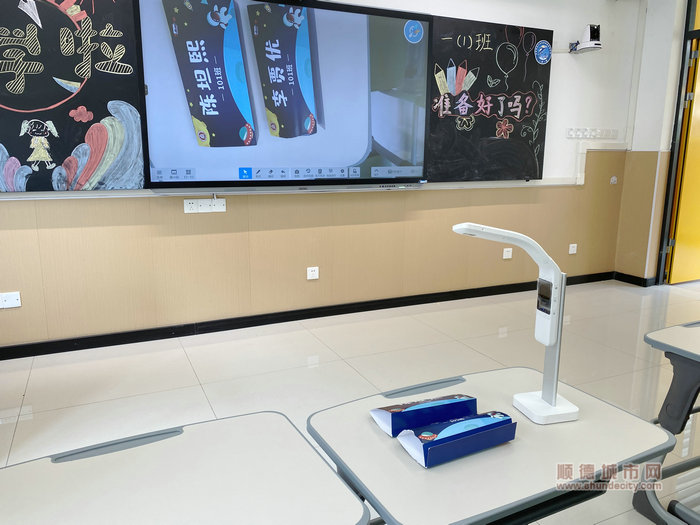 無線展臺可以將學(xué)生的作業(yè)投影到教室主屏幕上_副本.jpg