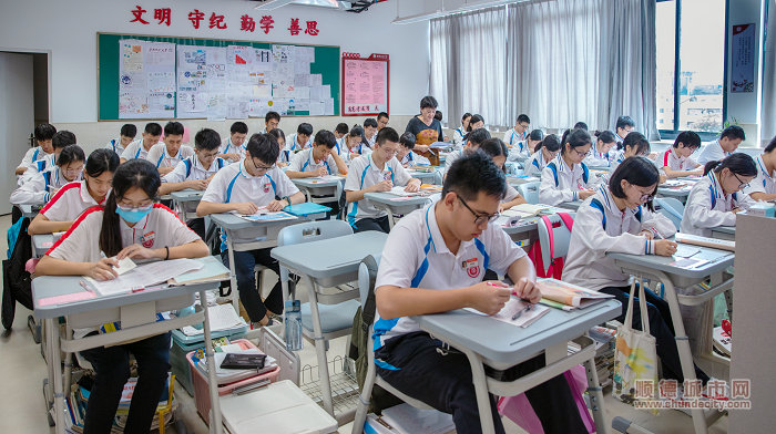 高三學(xué)生來到新的綜合樓上課（梁平凡）_副本.jpg