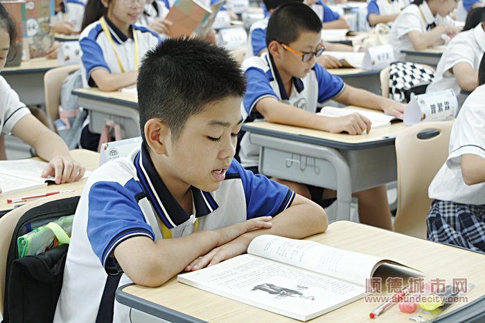 開學第一課，學生在教室大聲朗讀課文。.JPG