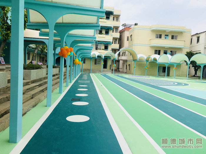 龍江城區中心小學錦屏校區白云連廊.jpg