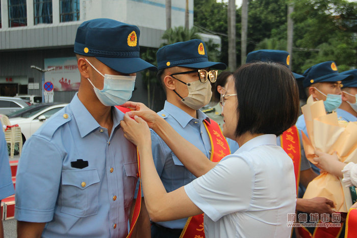 為退役老兵們佩戴“光榮返鄉”綏帶.JPG