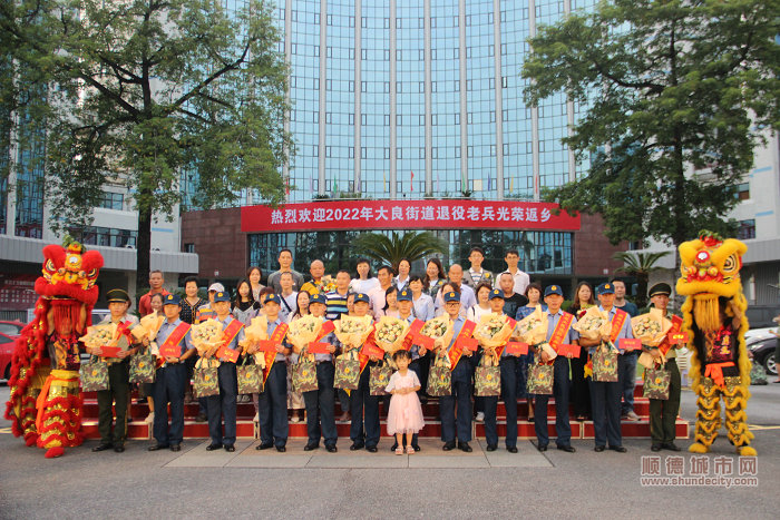 退役老兵和家人團聚.JPG