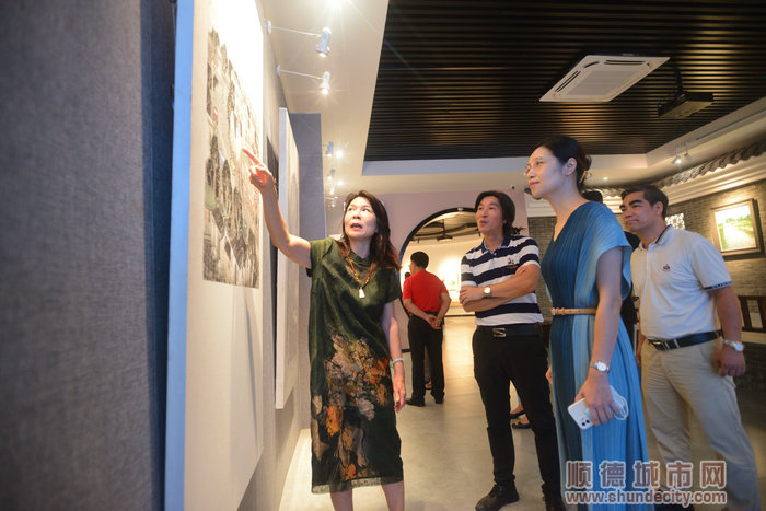 眾人一起參觀匯報展。.jpg