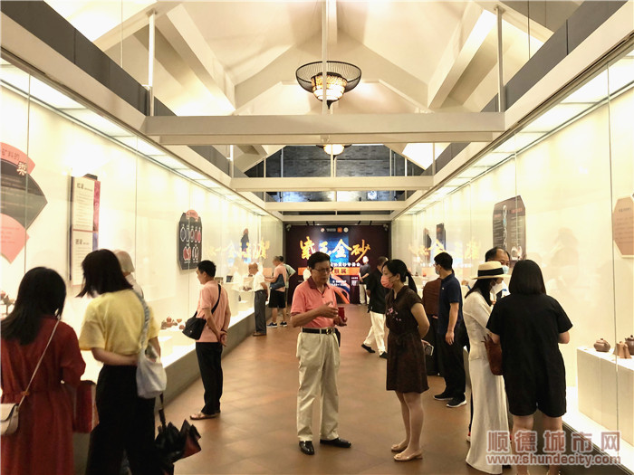 市民們正在館內參觀。.jpg