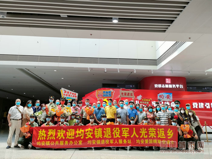 歡迎回家！“親友團”為退役兵哥哥們接風。.jpg