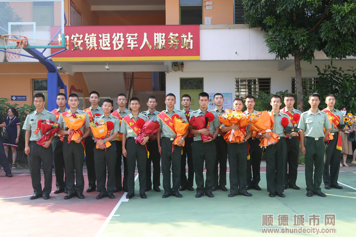英姿颯爽的17名退役兵哥哥。.jpg