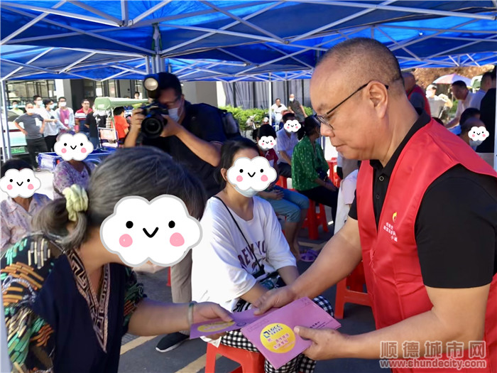 倫教總商會企業代表正在給困難群眾派發慰問品。.jpg