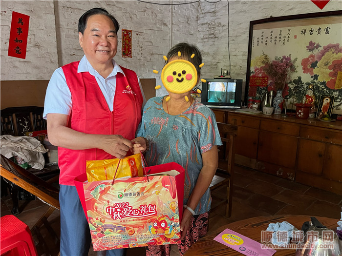 慰問組入戶給倫教居民派發中秋節慰問品。（2）.jpg