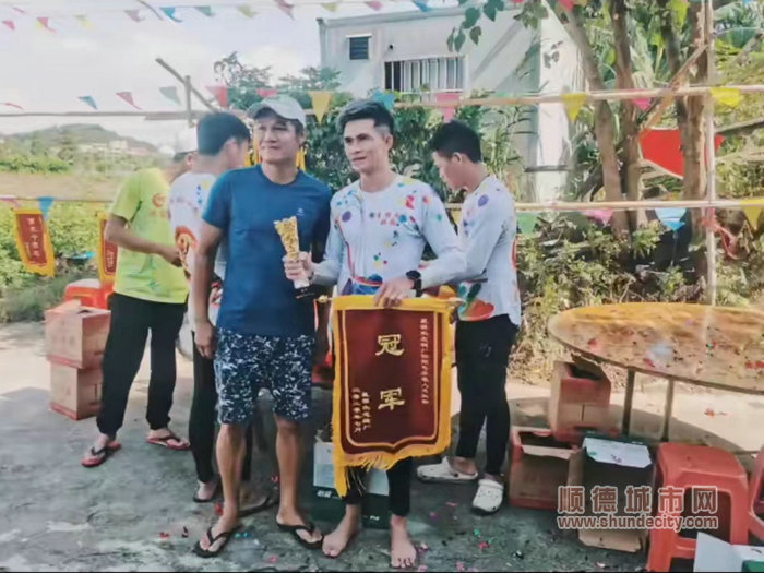 何文杰榮獲冠軍（右1）。.jpg