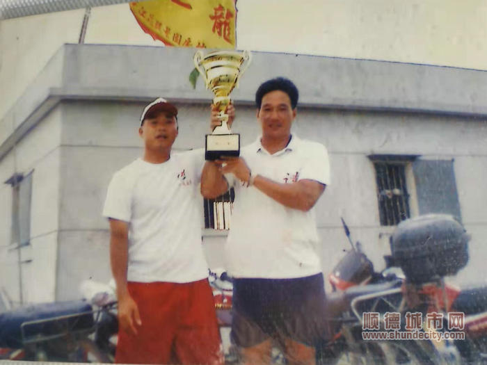 歐陽效照捧起獎杯。.jpg