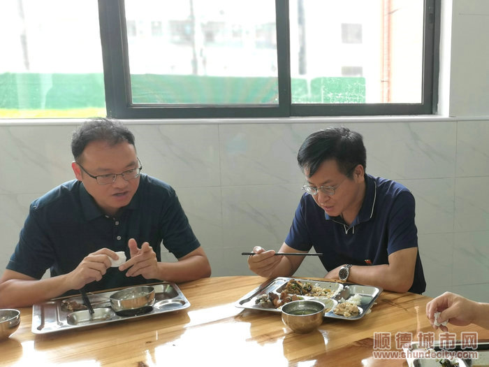 甘志宇到食堂試餐。.jpg