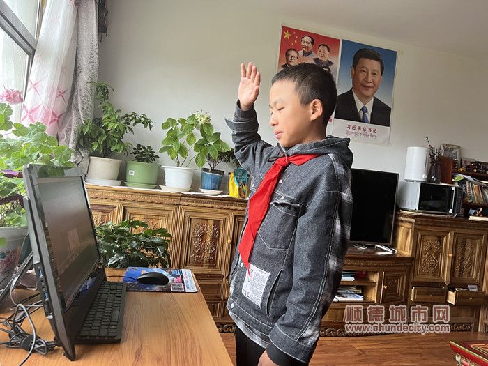 開學(xué)典禮升國旗_副本.jpg