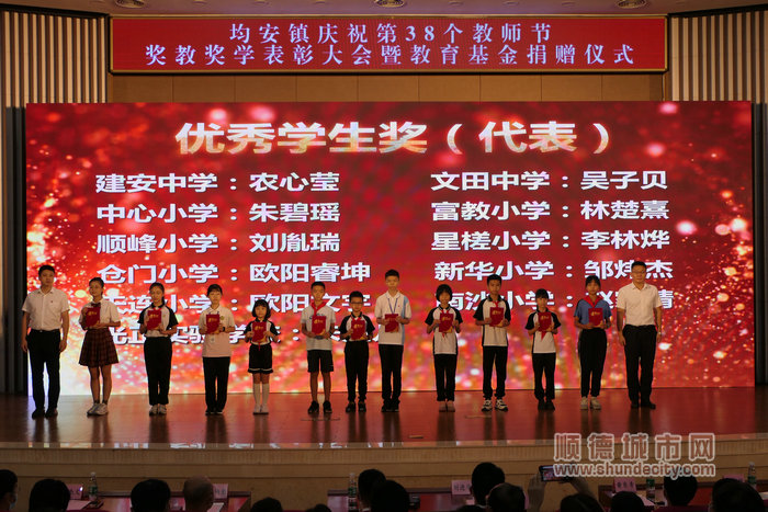 農心瑩等獲優秀學生獎。.jpg