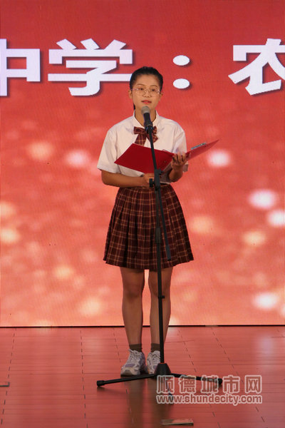 農心瑩代表全鎮學生向老師們致以節日的祝福。.jpg