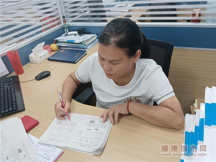 陳文華正在批改學生的作業。.jpg