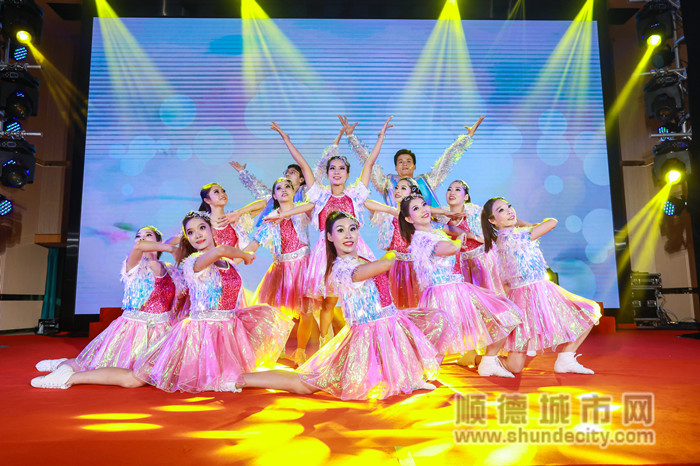 歌舞《我們都是追夢人》_副本.jpg
