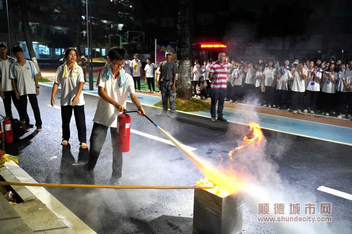 同學們進行滅火器使用。.jpg