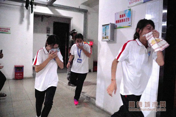 同學們有序地進行疏散。.jpg