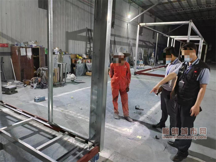 某金屬制品公司未在密閉空間進行噴涂露天作業(yè).jpg
