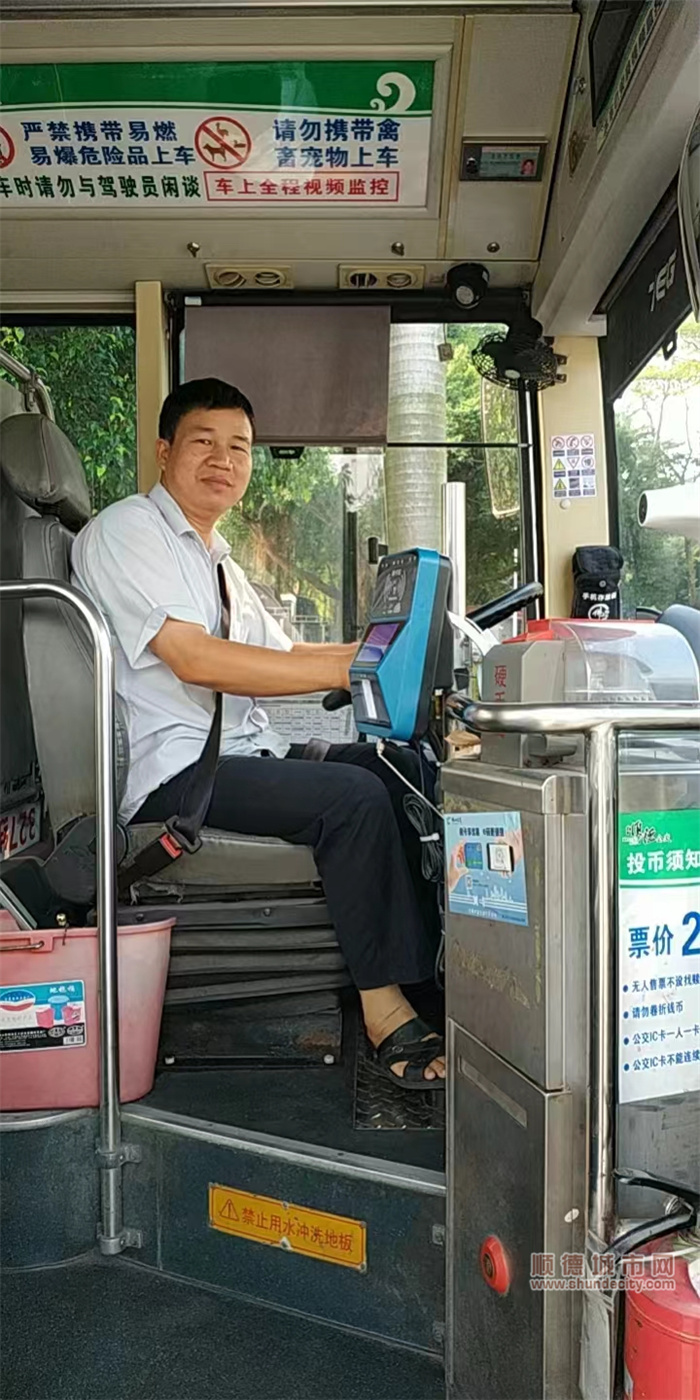 327駕駛員梁綿淮工作照1.jpg