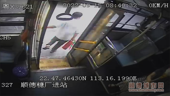 327駕駛員梁綿淮拿起滅火器前往滅火.png