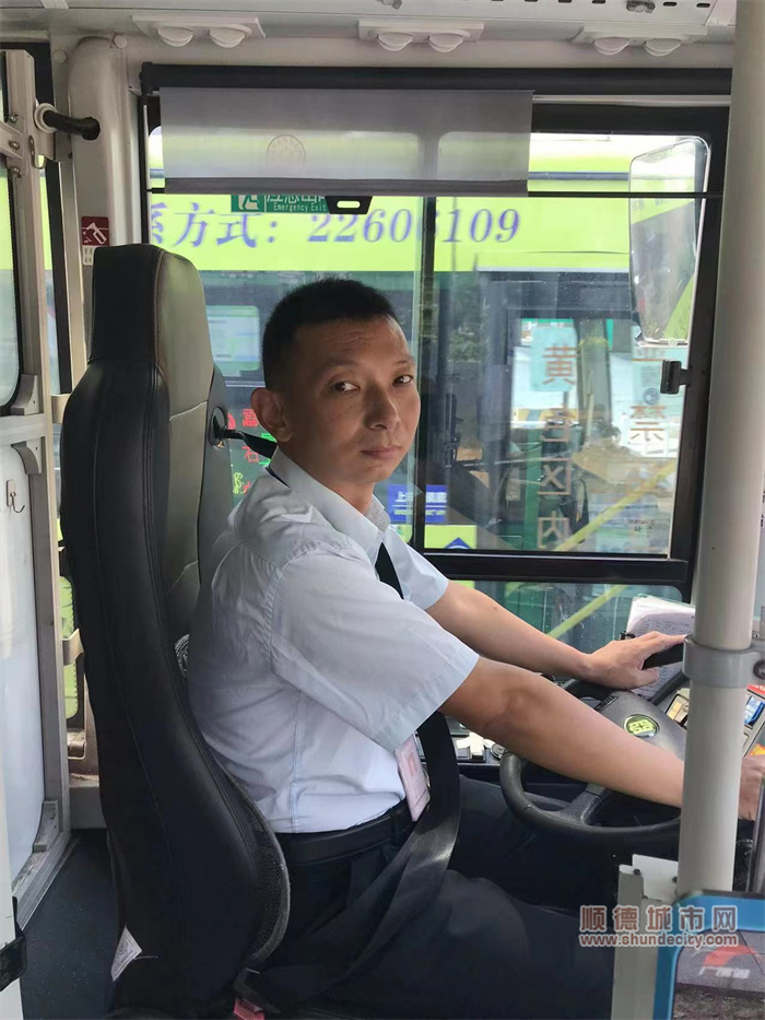 305駕駛員王洪超工作照1.jpg