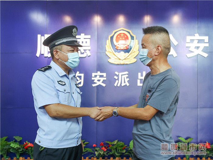 勞力士盜竊案事主姚先生向均安派出所所長張志雄道謝。_副本.jpg
