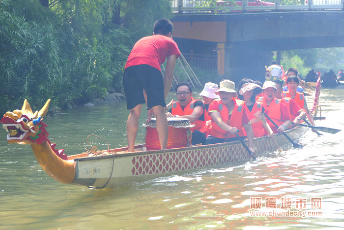 游船活動(dòng)體驗(yàn)者十分興奮。.jpg