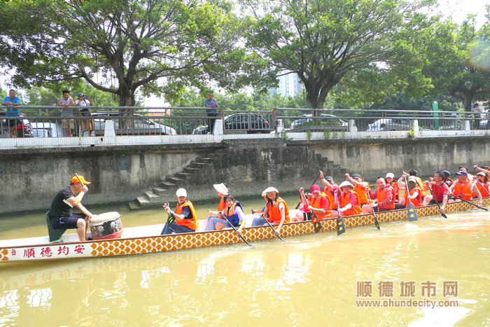 劃龍舟檢驗(yàn)以水興城成果。.jpg