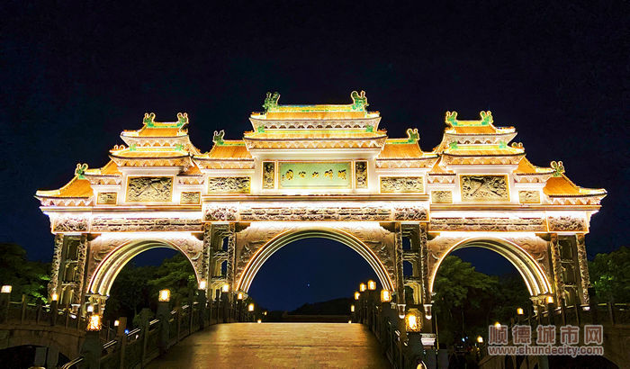 2順峰山公園大門.jpg