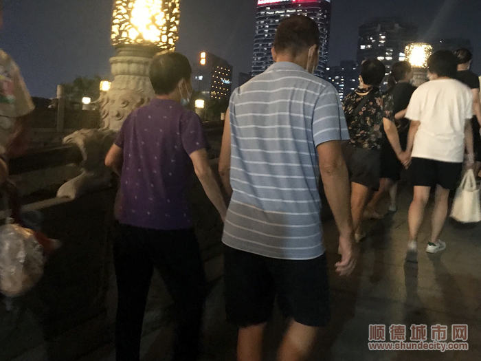 圖六：市民牽手緩緩走出順峰山。.jpg