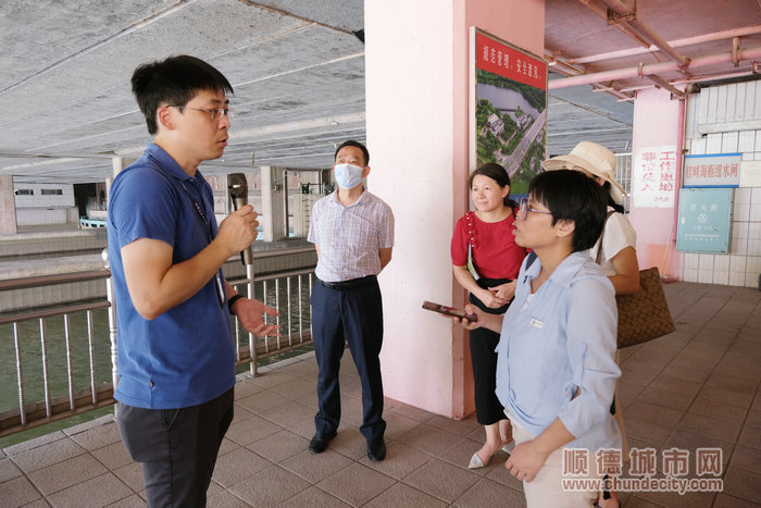 桂畔海河水質自動監測站，相關負責人為采風團眾人講解了微型自動監測站工作原理（蘇蘇+2攝影）。.jpg
