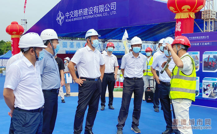 中交路橋建設(shè)有限公司項目負責人賴引明為與會人員詳細介紹介紹.jpg