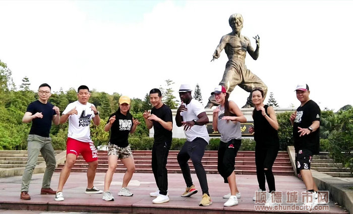 慕名前來學習功夫的國內(nèi)外游客。.jpg