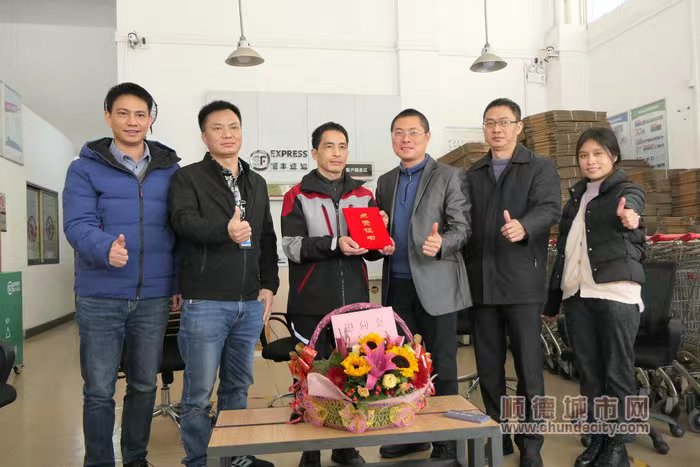順德區文明辦為歐陽杰元頒發點贊證書。.jpg