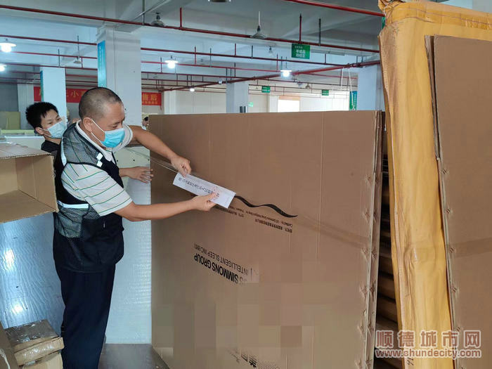 執法人員對涉嫌侵權家具實施查封行政強制措施。.jpg
