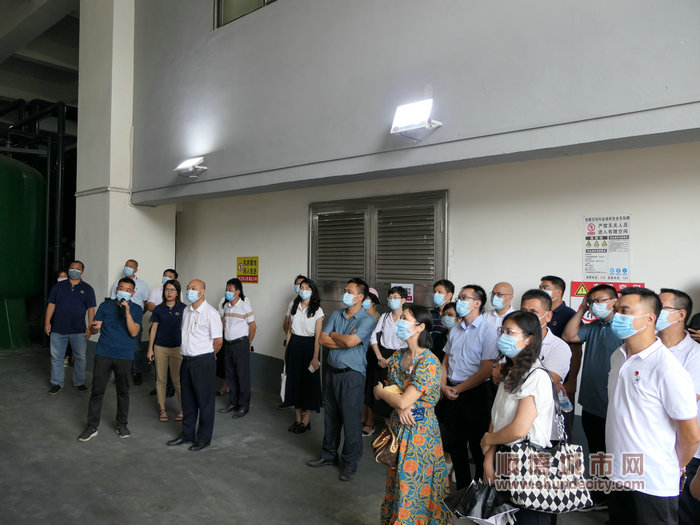均安鎮(zhèn)人大代表們前往園區(qū)，了解金屬表面處理技術流程。.jpg