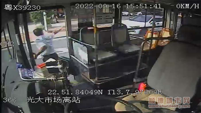 1.情況緊急，張錦芬緊急安全停車，并用手勢攔停后方車輛，避免釀成嚴重事故.png