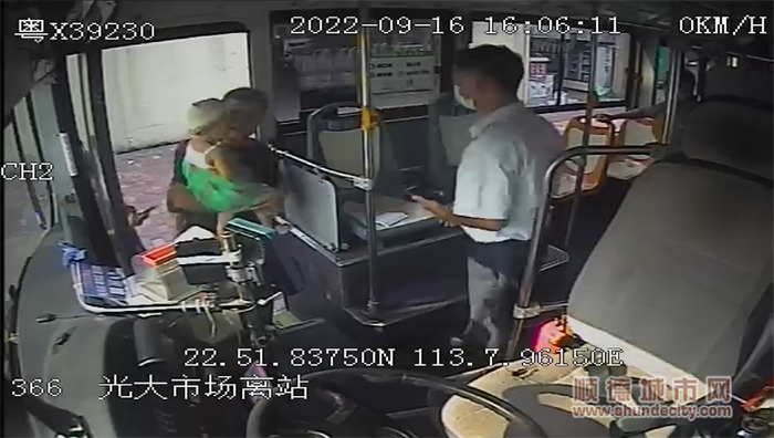 4.張錦芬將小女孩安全交給其家屬.png